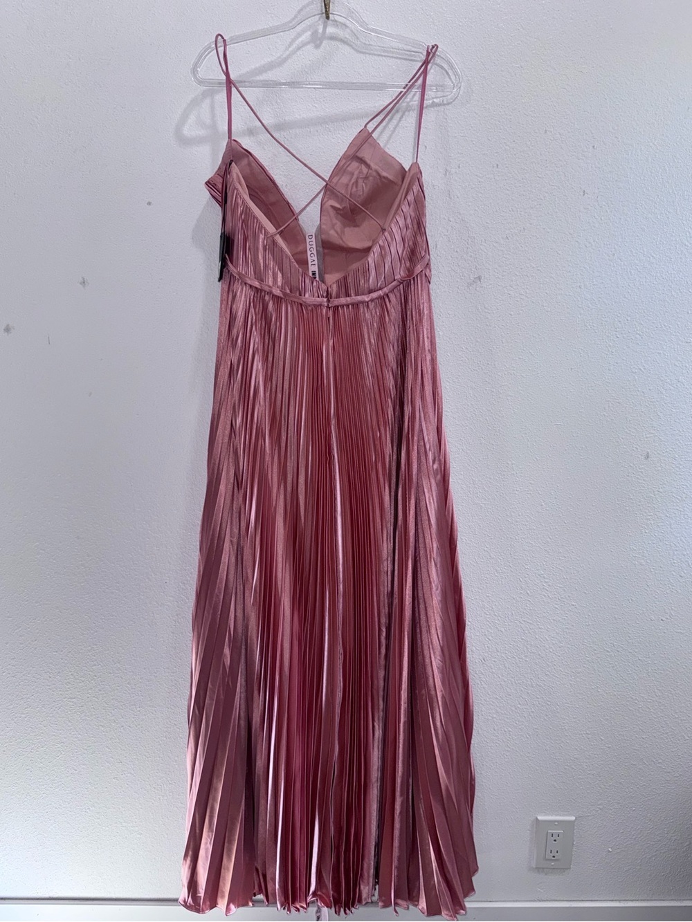 IEENA FOR MAC DUGGAL
Plunge Neck Pleated Evening Gown in Rose Gold
Sz: 12 - Picture 4 of 6